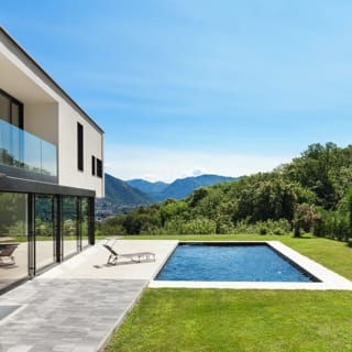 Belle piscine en béton pas chère